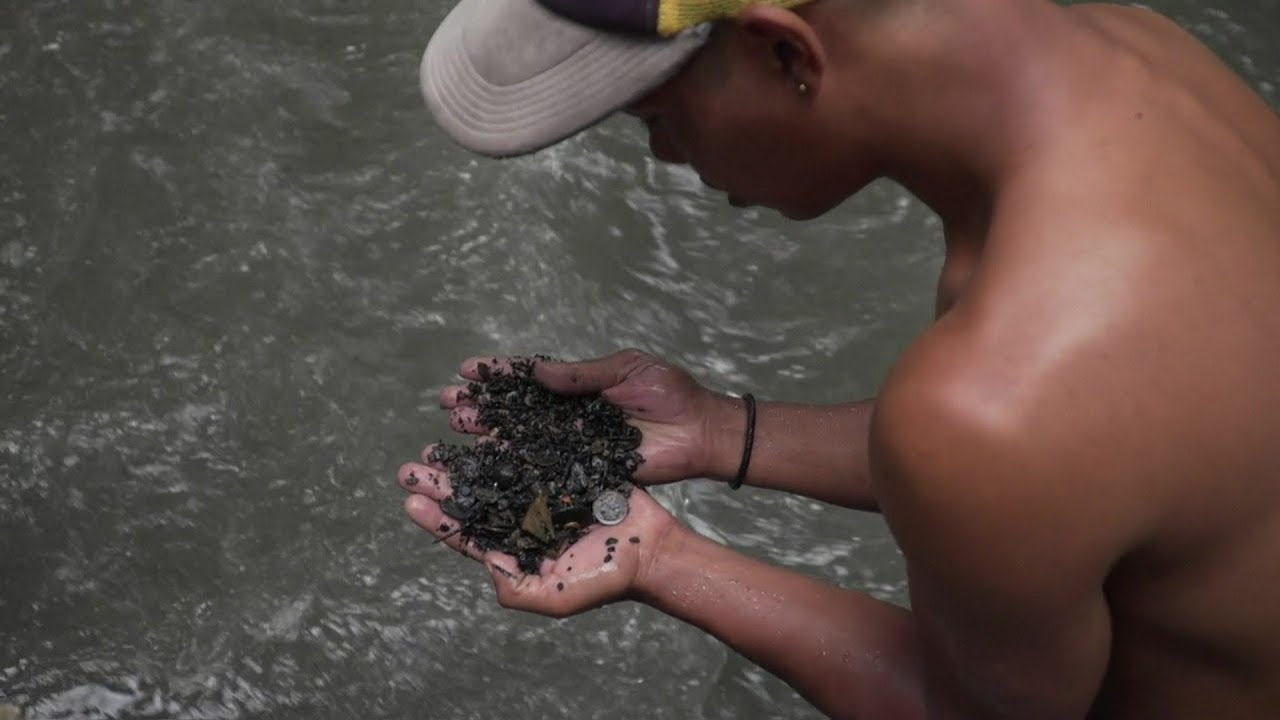 Venezuela: los cientos de buscadores de oro y otros metales en el río Guaire