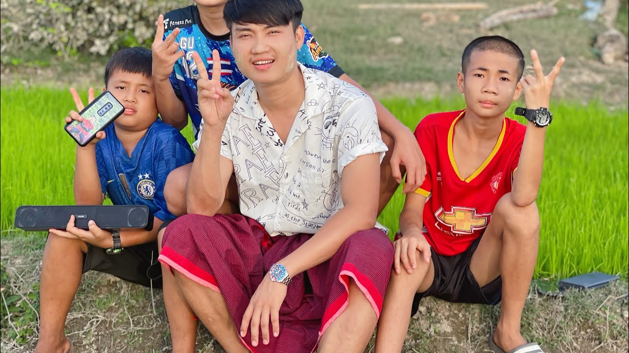 ကရင်တိုင်းရင်းသား မွန်သီချင်းဆို