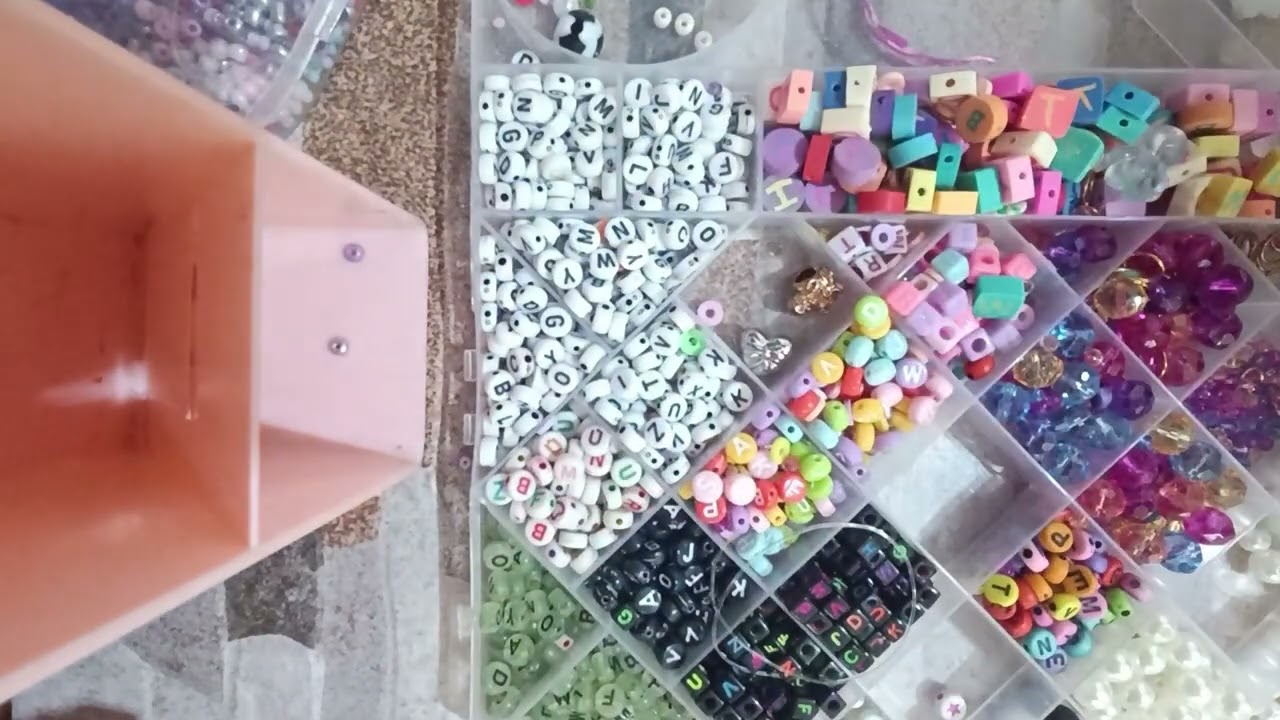 Este video te ayudará a hacer unas pulseras con mostacillas fáciles y bonitas :) 