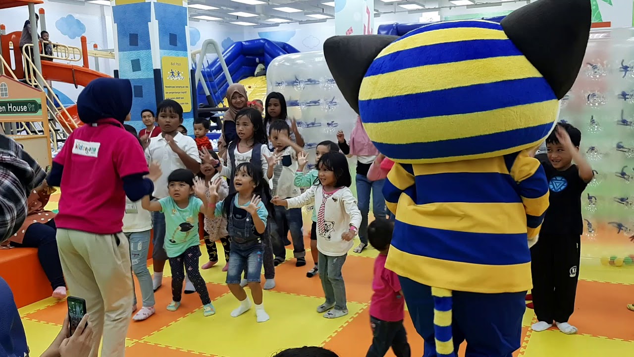 menari bersama badut kidzoona