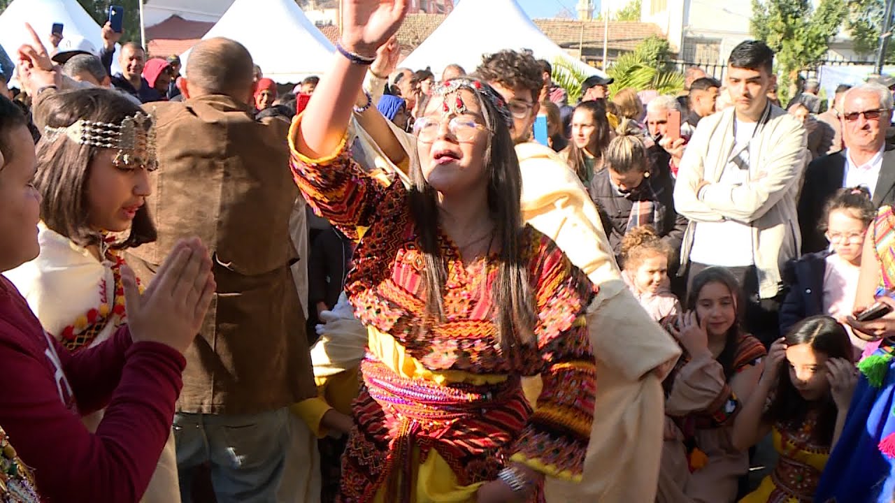 Magnifique danse kabyle avec la troupe IDHEBALEN ACHARCHAR