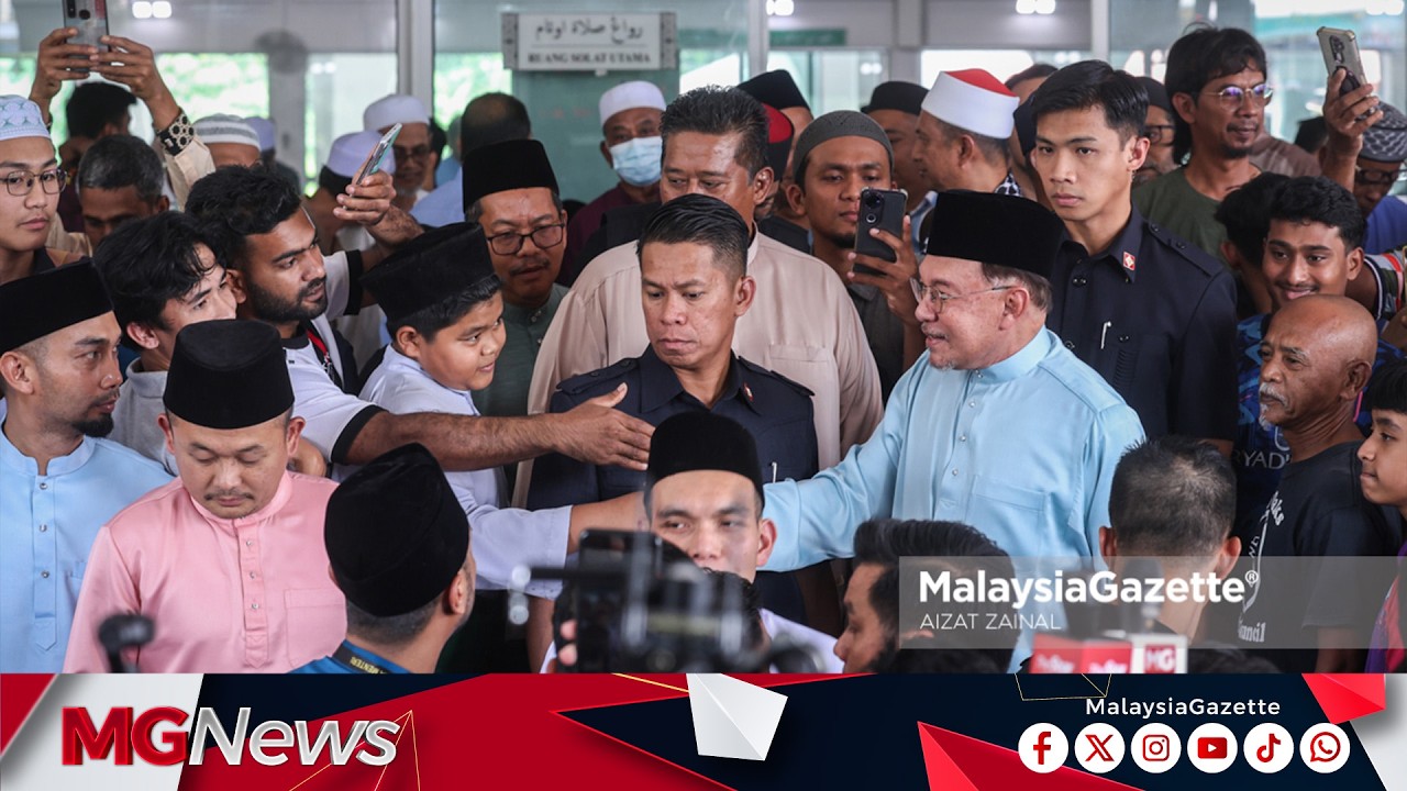 PM Anwar Tunai Solat Jumaat Di Masjid Jamek Pekan Kajang