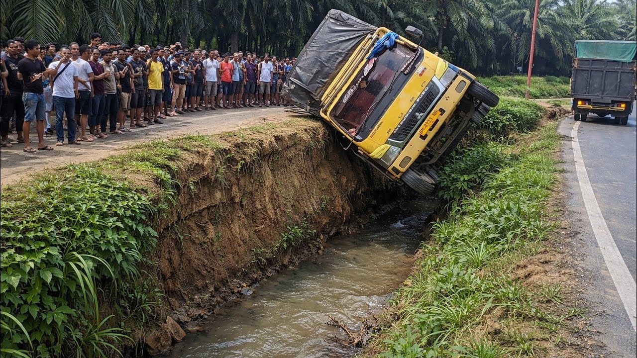 Truck  Muatan Bawang Meluncur Mundur dan Terguling || Truck Tangki Terguling Akibat sling Putus