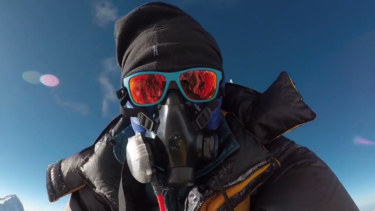 Behind the Scenes: Sherpas Fixing Ropes on Mount Everest’s Most Dangerous Sections.