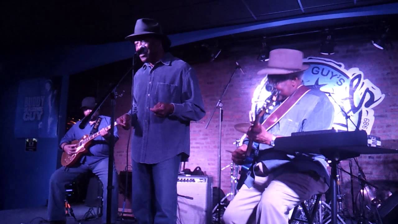 Buddy Guy gets up to sing with Jimmy Burns on jam night