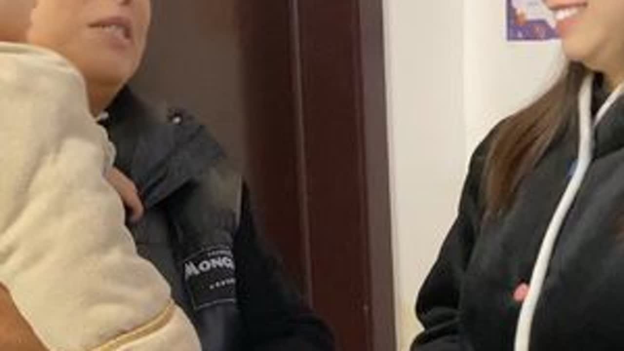 阿雪想让婆婆今年在家过年，婆婆搂着小毛豆舍不得松手，还交代阿雪要多陪陪弟媳，一番话说的阿雪想掉泪