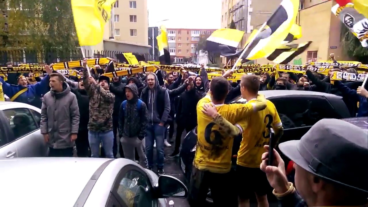 SR Braşov. Suporterii şi jucătorii cântă imnul echipei în faţa stadionului ICIM (28.10.2017)