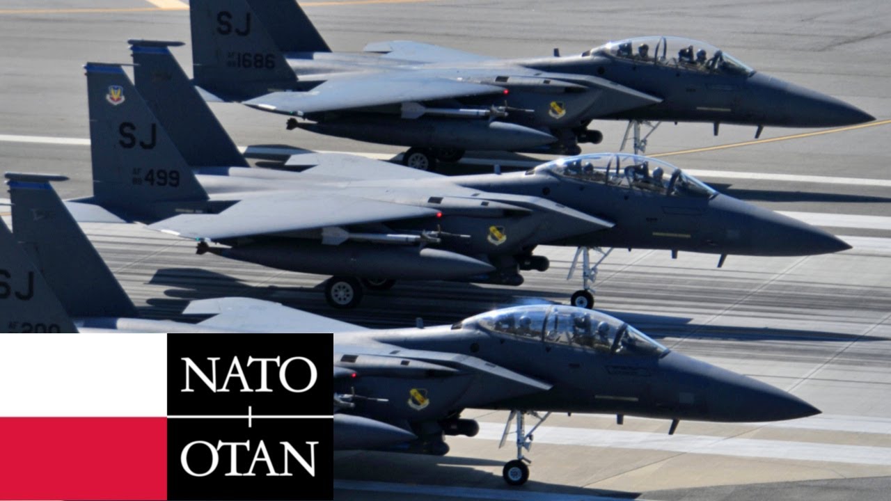 Польша, НАТО. Прибытие истребителей F-15E Strike Eagle ВВС США и ударные вертолёты AH-64 Apache.