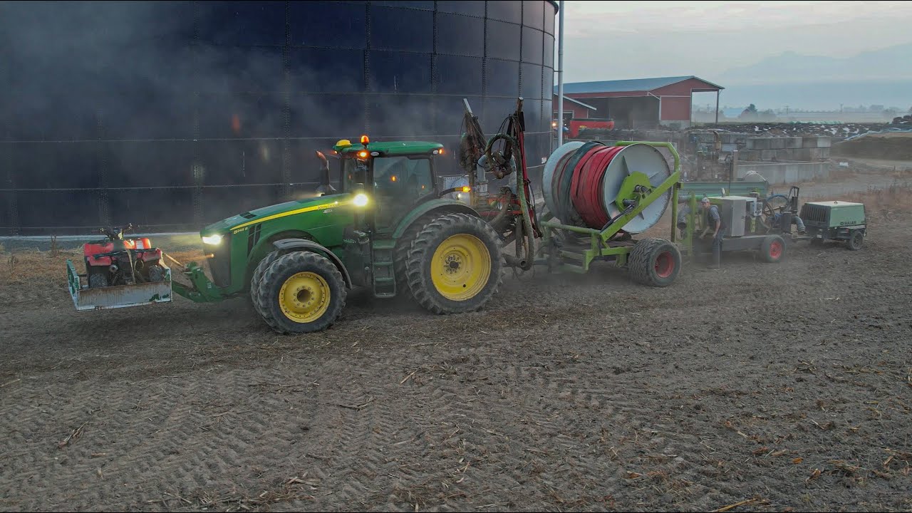DAIRY FARMING IN CANADA 🇨🇦  / PUMPING MANURE WITH A JOHN DEERE 8R WITH CADMAN SPLASH PLATES.