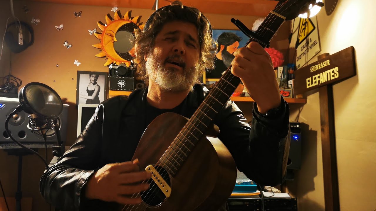 Hugo Toscano canta 