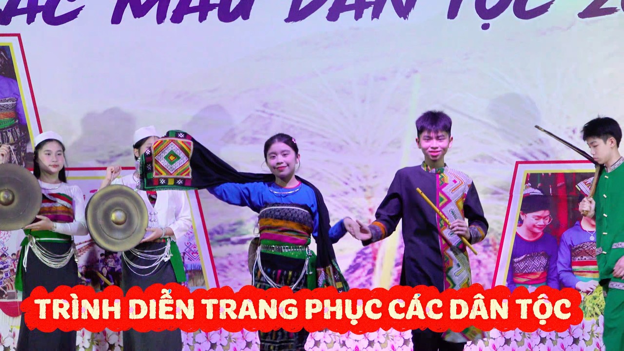 Trình diễn trang phục dân tộc