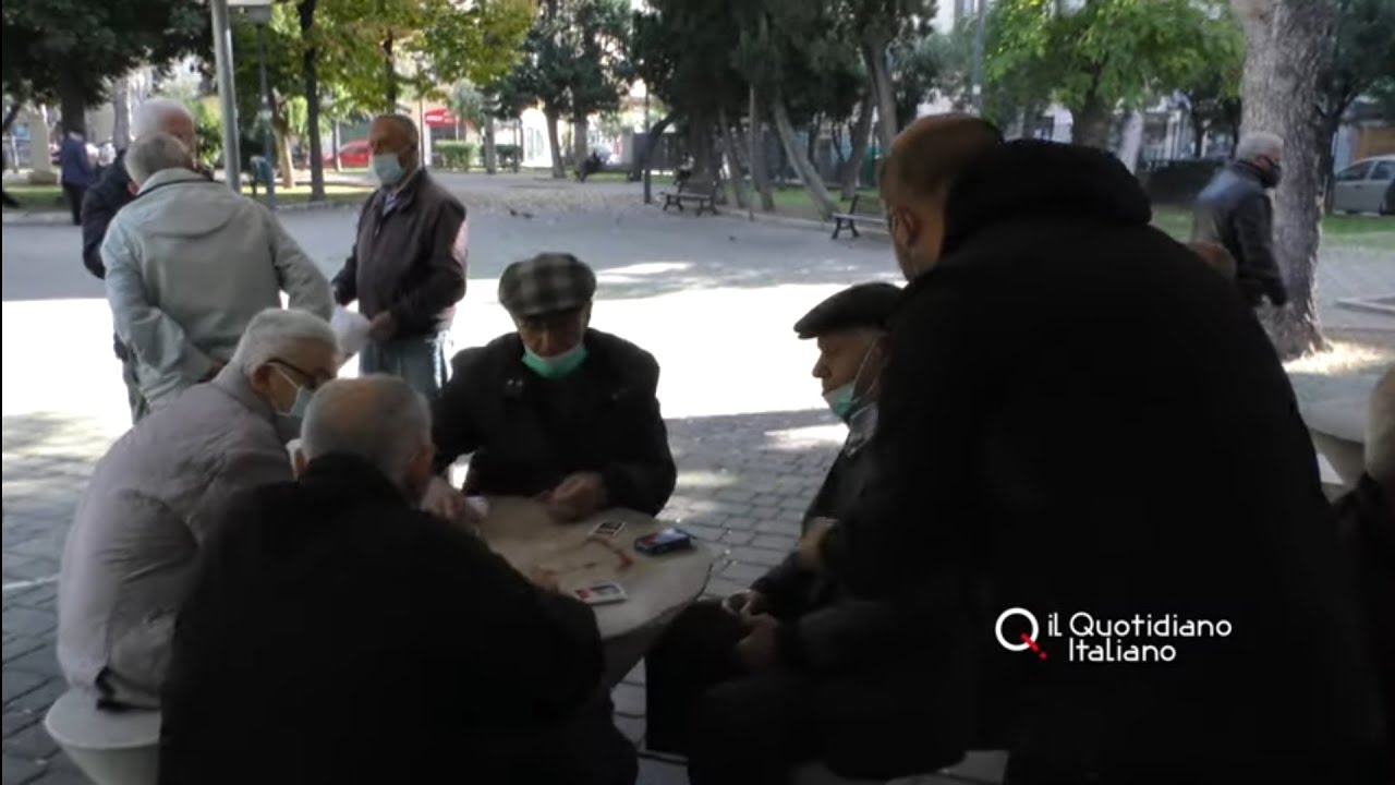 Coronavirus Bari, tornei di tressette e assembramenti: in piazza Garibaldi non ce n'è covvidi