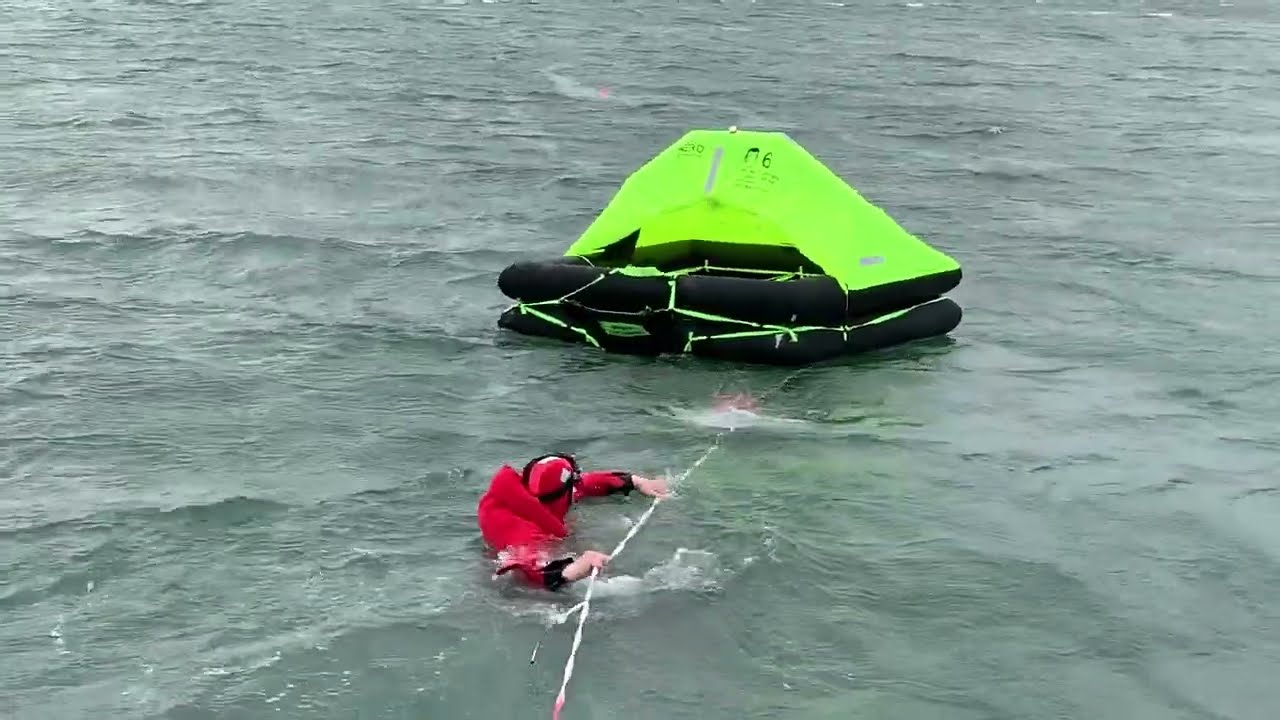 Embarquement dans un radeau de sauvetage HERO / Boarding a HERO liferaft with an immersion suit.