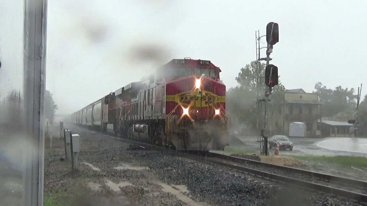 Fakebonnet! BNSF 4714 and 6626 Lead a Manifest in the Rain on 10/1/18
