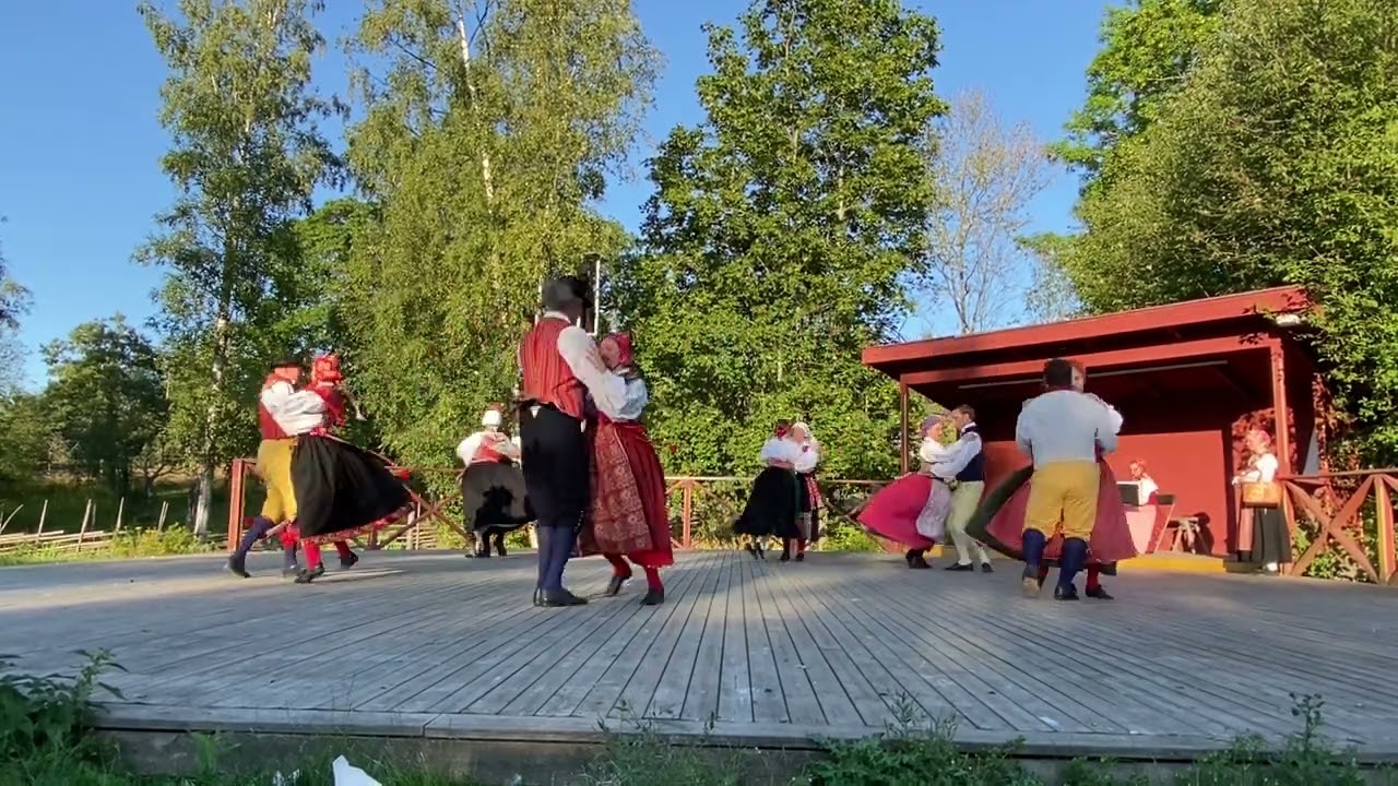 Skansens folkdanslag dansar Snurrebocken