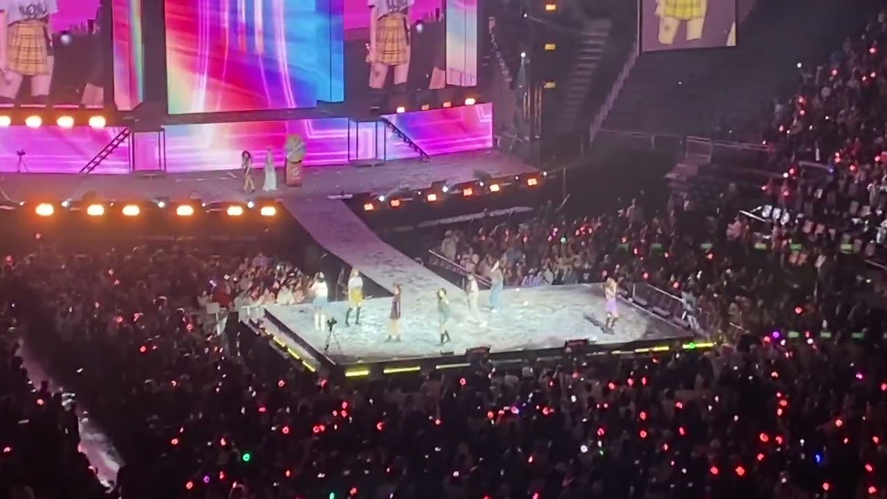220226 TWICE 트와이스 - Yes or Yes at UBS Arena