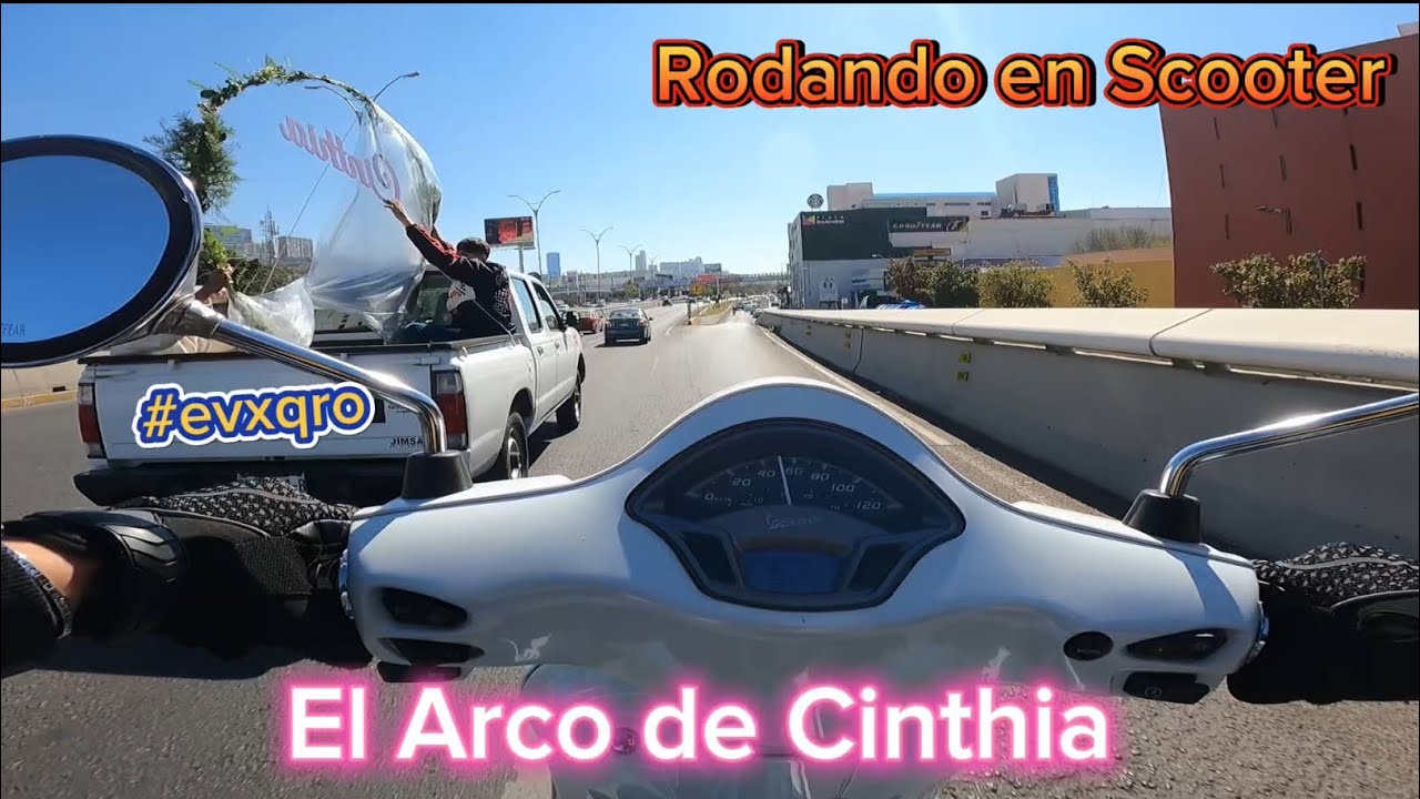 Rodando en scooter-El Arco de Cinthia😨 #vespa #evxqro #queretaro #biker #scooter