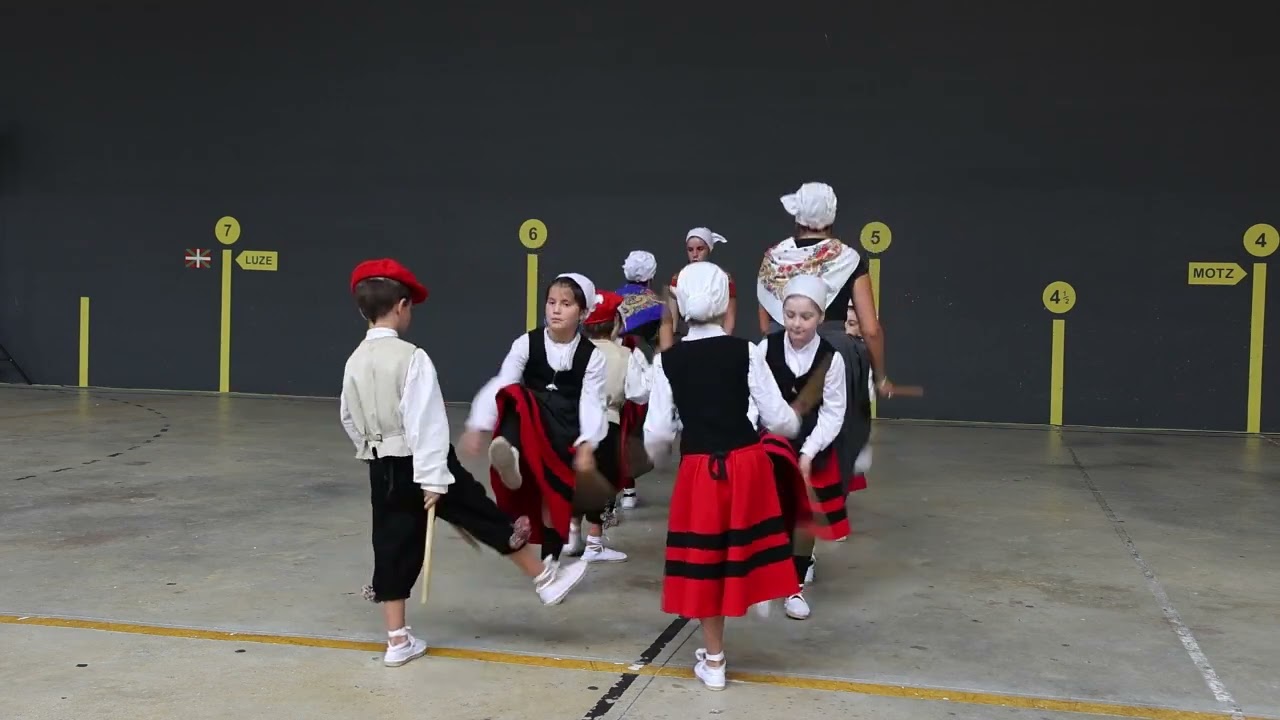 Santanak 2025. Mendaroko dantzari txikiek Santio Egunez egindako dantza saioa
