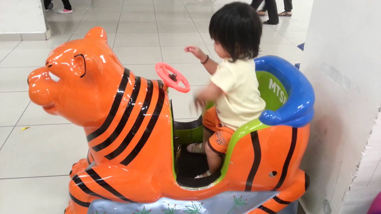 Eva insert coin into tiger ride machine (28/07/14)