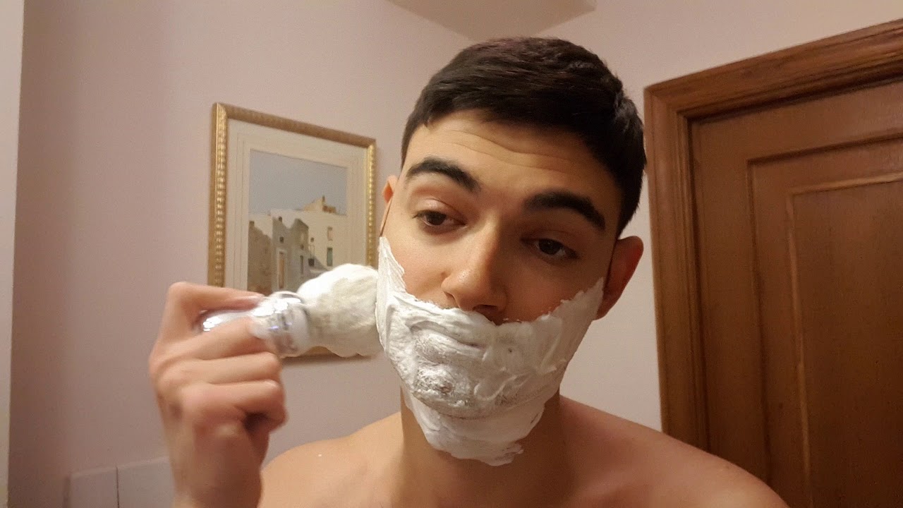 Come farsi la barba: preparazione,sapone,rasatura e sciacquo.
