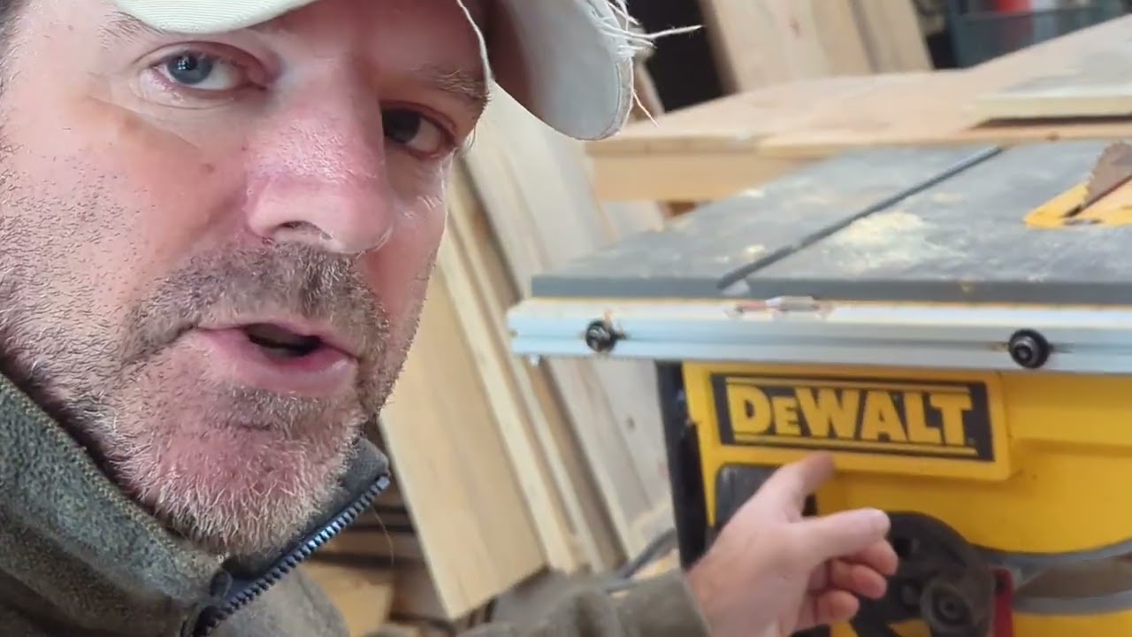 Попробуйте сначала это, если ваш пильный диск DeWalt не поднимается и не опускается.