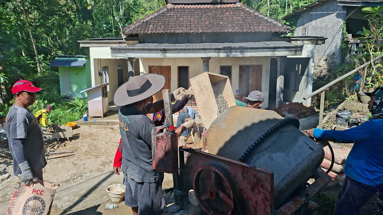 GOTONG ROYONG NGECOR RUMAH DI DESAKU.