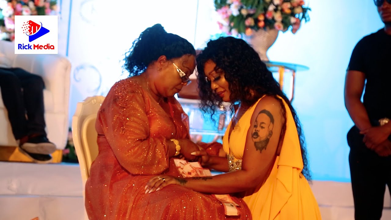 IRENE UWOYA Amwaga MACHOZI huku akimtunza MAMILIONI ya PESA Mama yake mzazi