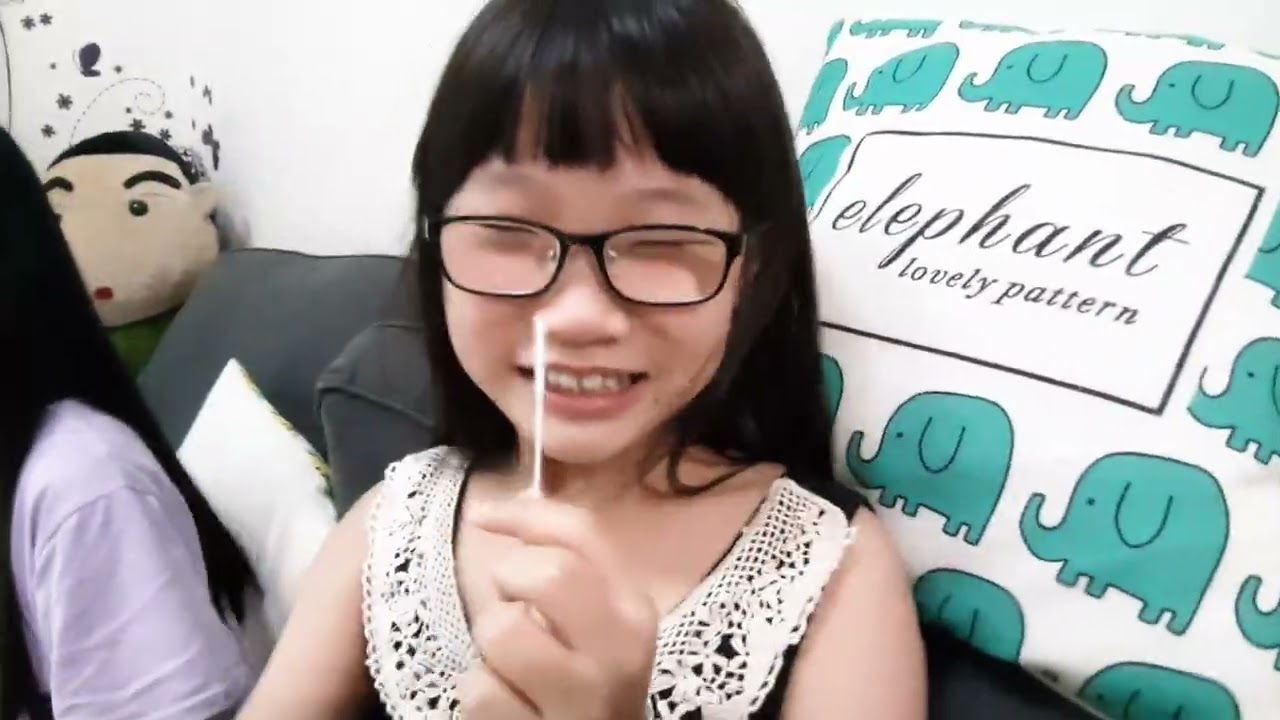 樂樂二篩，秧秧第一次戳鼻子，嚇到表情僵 😁
