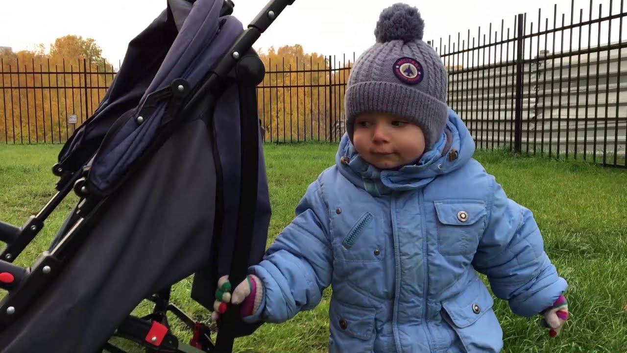 Как малыш Ян гуляет осенью в костюме. As a kid Yan walks in the autumn in a suit.