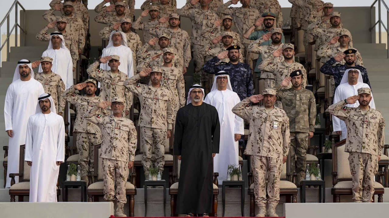 ولي عهد أبوظبي يشهد عروض مجندي الخدمة الوطنية في سويحان