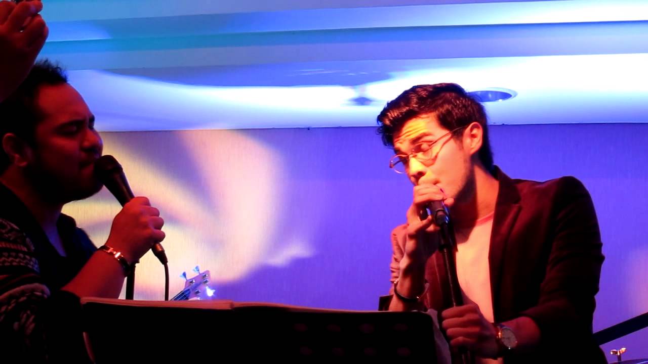 Erwann and Robbie sings for Anne.