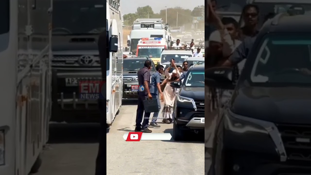 YS Jagan Stops His Convoy To Listen Muslim Men Problem.