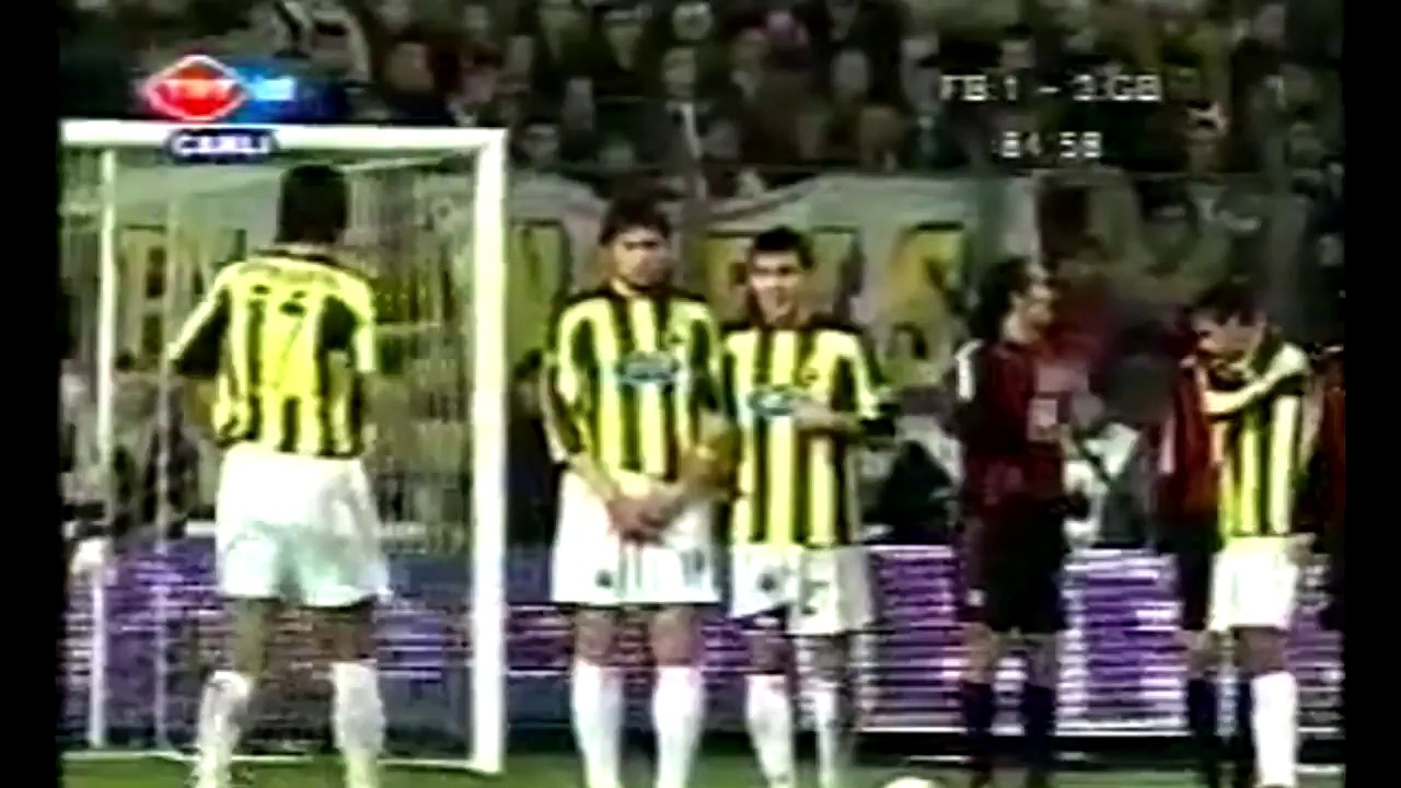 Rakip baraj kurmayinca Pierre van Hooijdonk kendi barajini kurduruyor ve f&uuml;zeyi yolluyor. :)