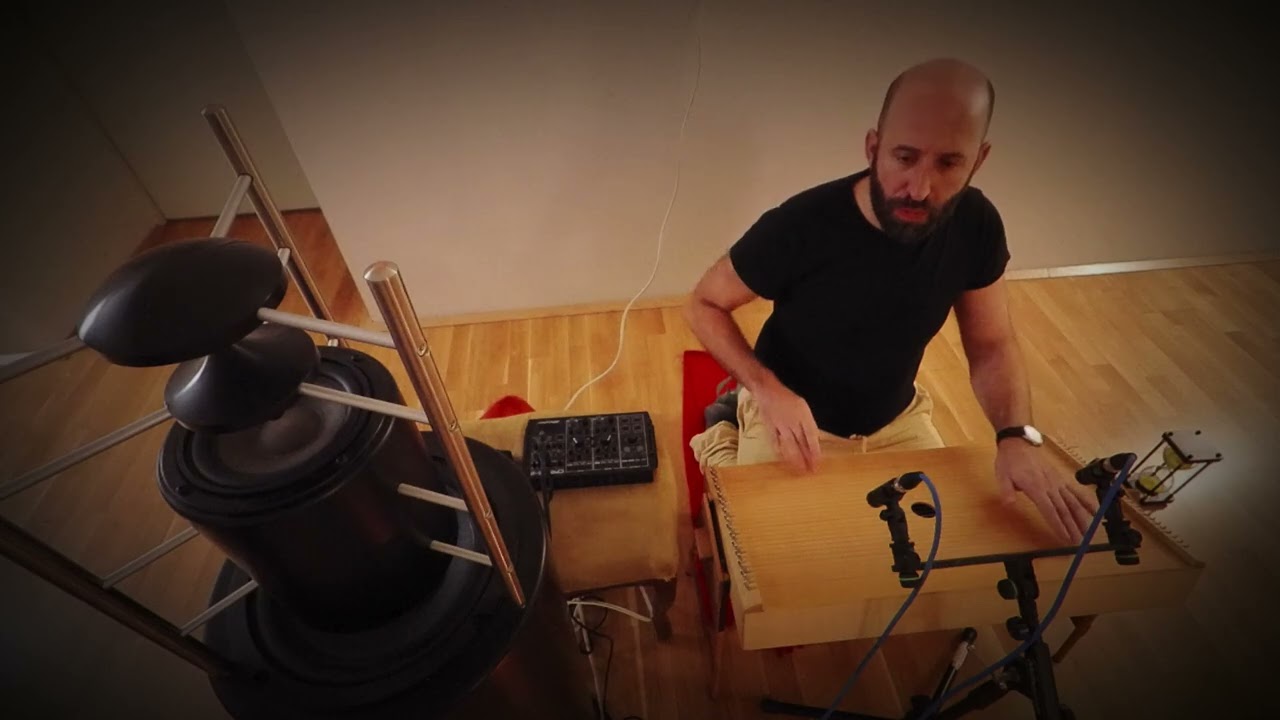 KLANGINDUZIERTE TRANCE: Körpertambura & Drone-Synthesizer (Stylophone CPM DS-2) via Rundstrahler