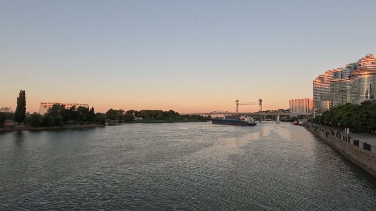 Река Дон - Раннее утро на реке. Буксировка корабля в залив Ковш Ростовского порта (г.Ростов-на-Дону)