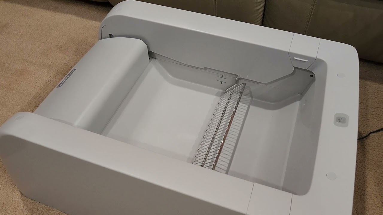 PetSafe ScoopFree Clumping Self-Cleaning Litter Box for cats- cleaning rake operation.