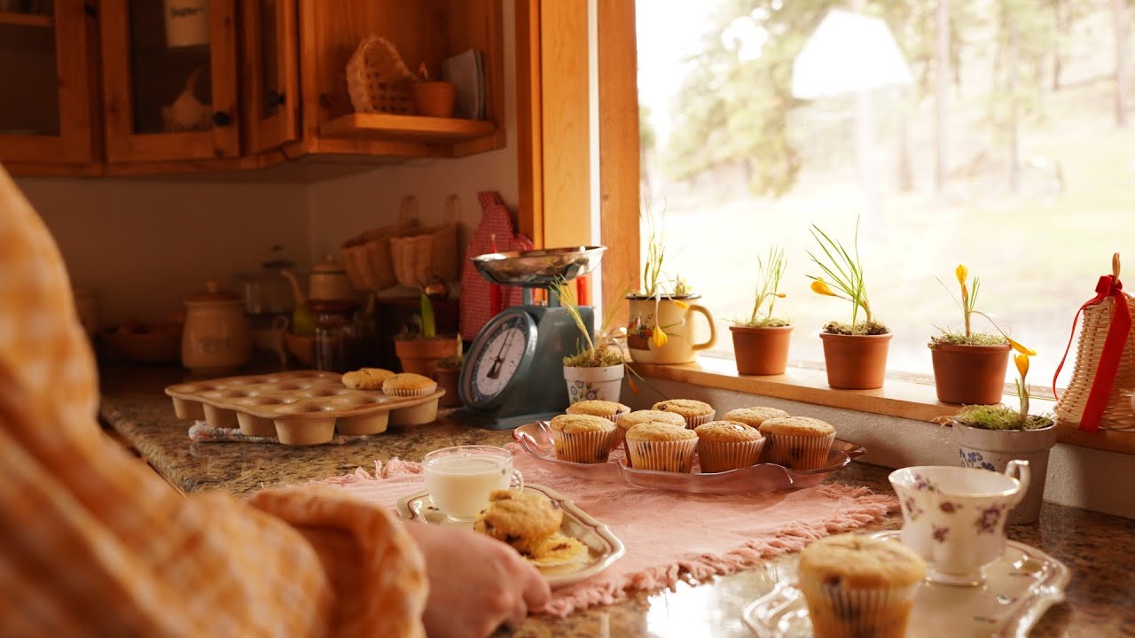 Sweet things for Winter 🤎 Cozy Cottage Kitchen Surrounded by Old Things and Baskets 🧺 