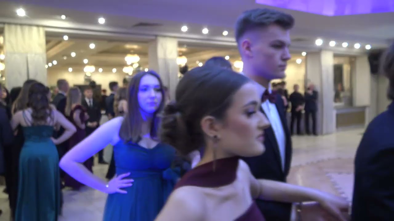 Studniówka młodzieży z ZS w Sokółce. Polonez nr 3