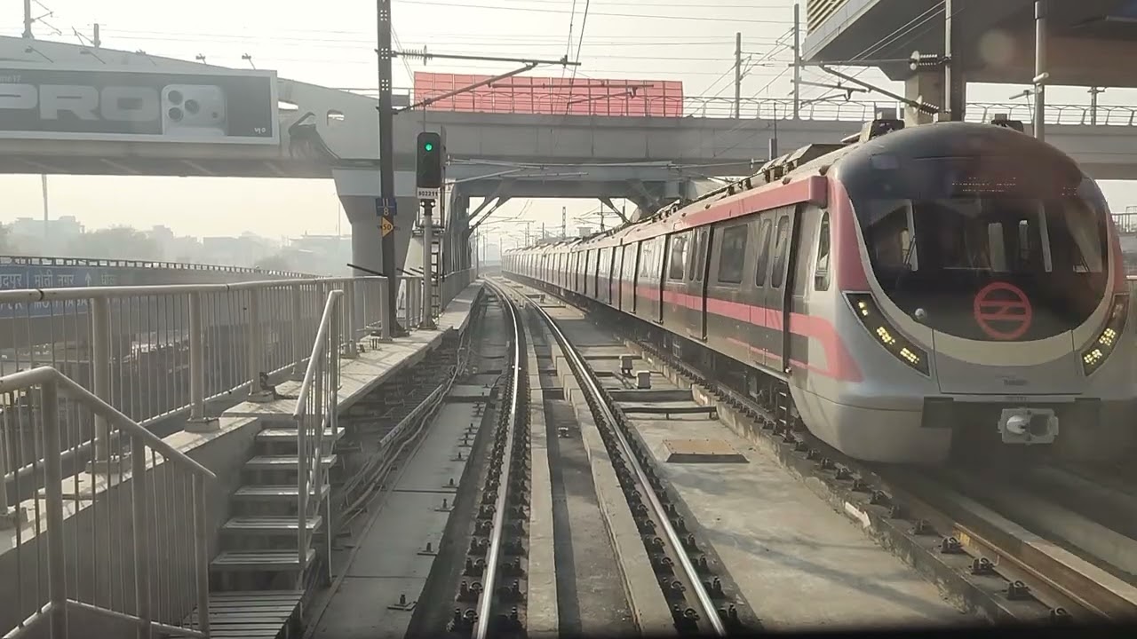 Loco pilot ko metro chalate time kya dikhta hai #metro #train #delhimetro #viralshort #ytstudioes 