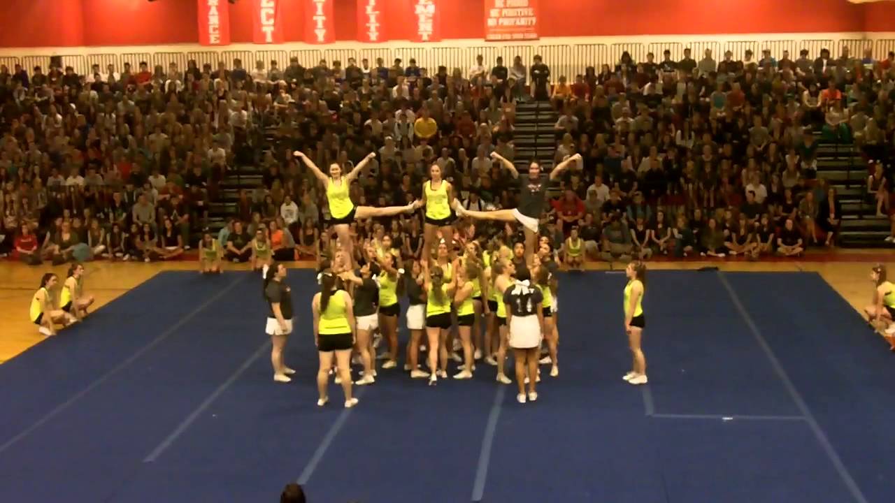 Mount Si Cheer at 2014 Moving Up Assembly