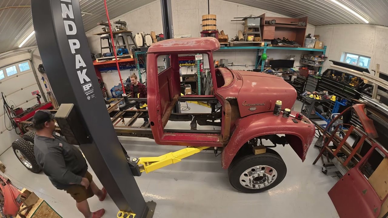 IH Loadstar build S1E2