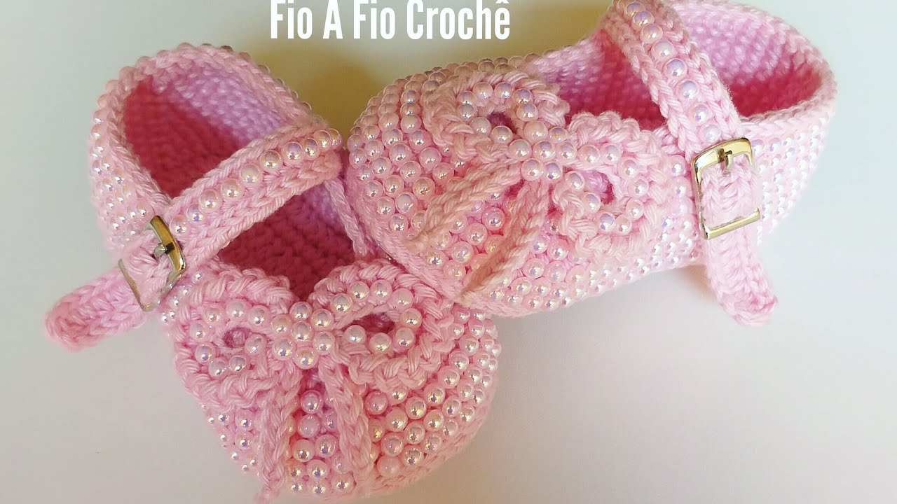 sapatinho de Crochê com pérolas - tamanho 09cm