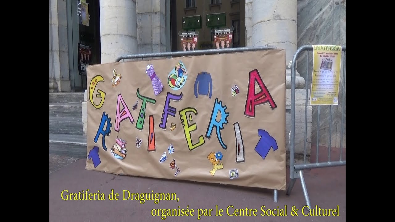 gratiferia, des objets, des vêtements et des sourires