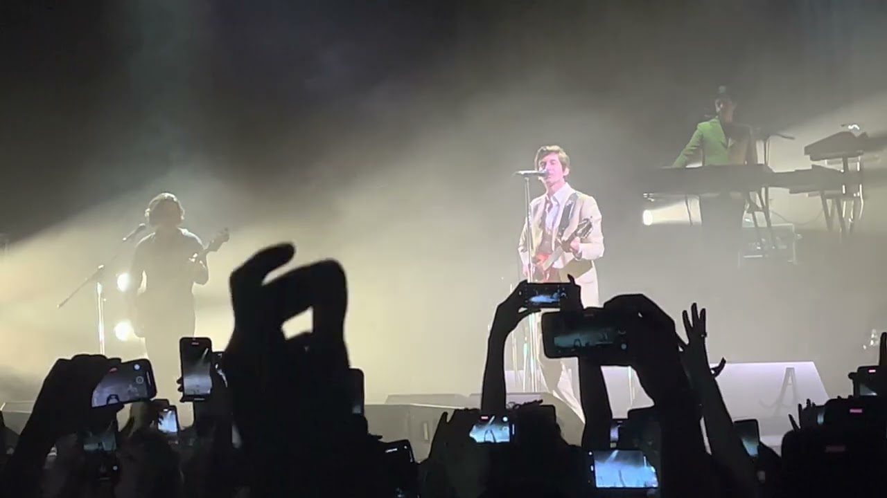 Arctic Monkeys' 2022 live comeback: Do I Wanna Know? [Live at Zorlu PSM, İstanbul - 09-08-2022]