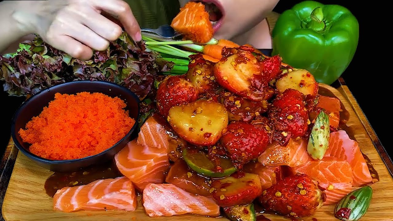 ยำแซลมอนปลาร้า||Spicy Salmon Salad With Strawberry