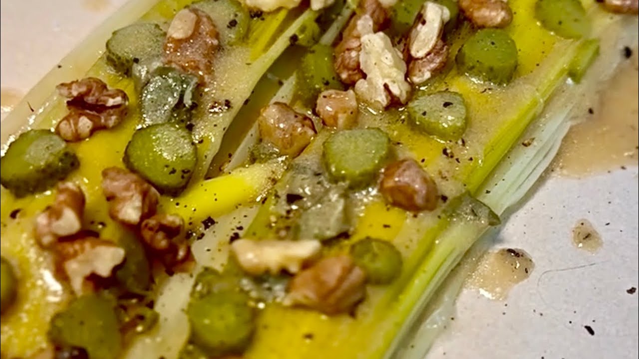 Poireaux Vinaigrette (Leeks in a vinaigrette dressing) made vegan! 🌱🌱