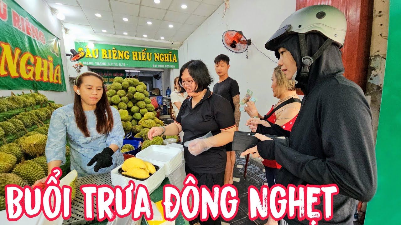 Bất Ngờ Buổi Trưa Đông Nghẹt Khách Bà Chủ Khui Sầu Riêng Cơm Vàng Ươm.
