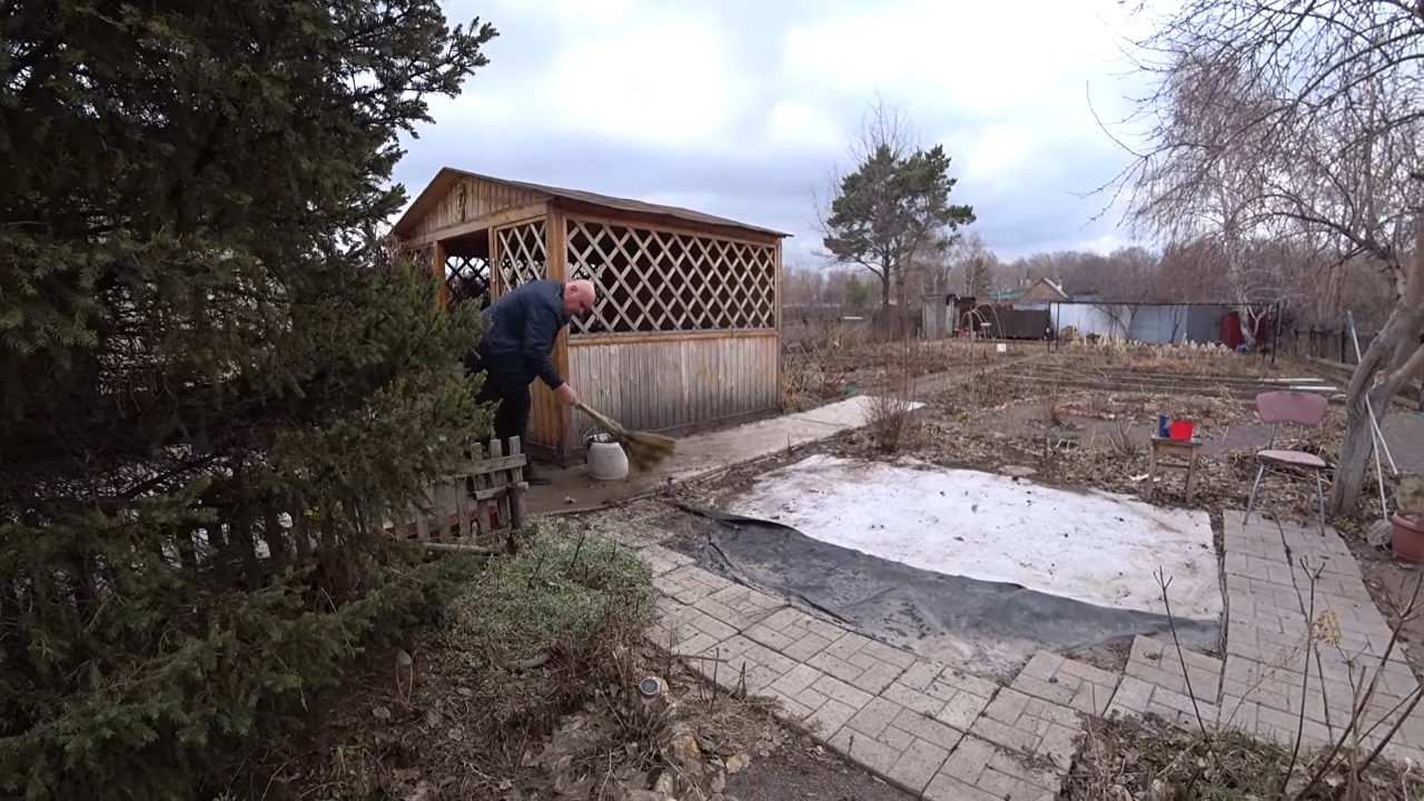 Дачный ВЛОГ/КАК МУСЬКА НАША ЧУТЬ НЕ ПОГИБЛА В ПЕТЛЕ/ПРИБРАЛИ ВО ДВОРЕ/ВКУСНЫЙ ЧАЙ В БЕСЕДКЕ БОЛТАЕМ