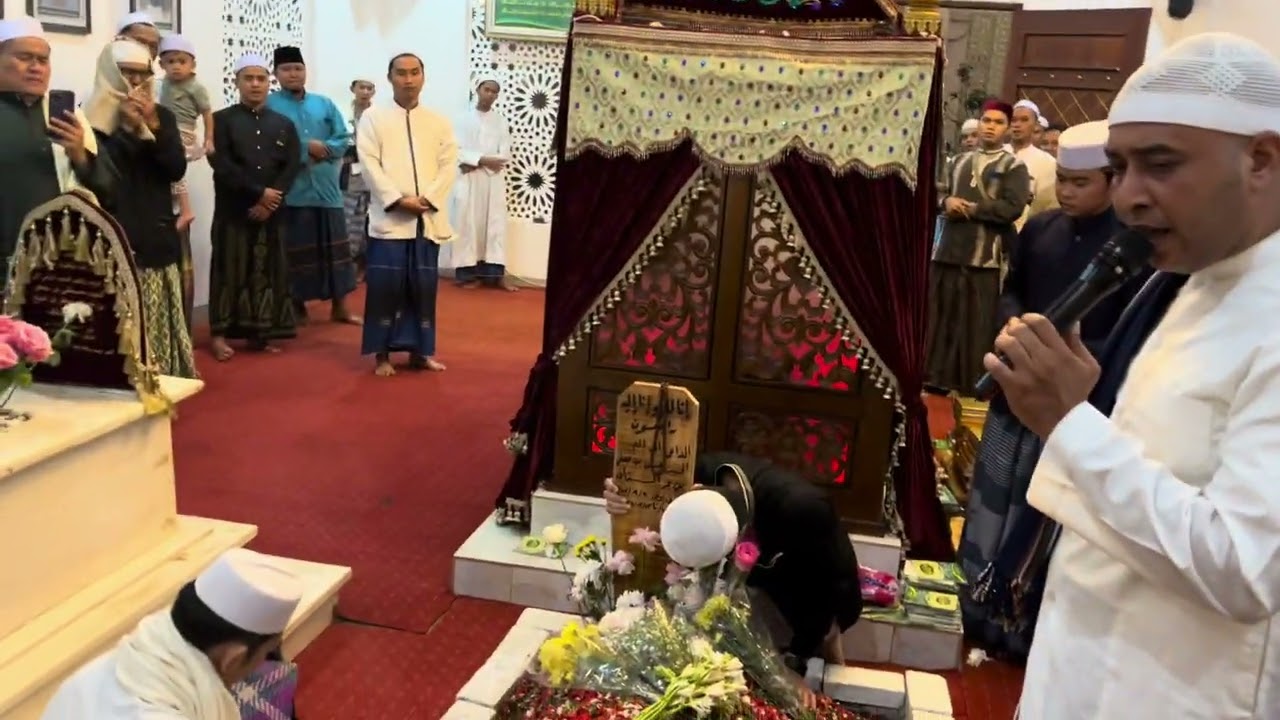 Kini hanya bisa cium Nisan Habib - Sampaikan salam kami buat Rosulullah yaa Habiibb