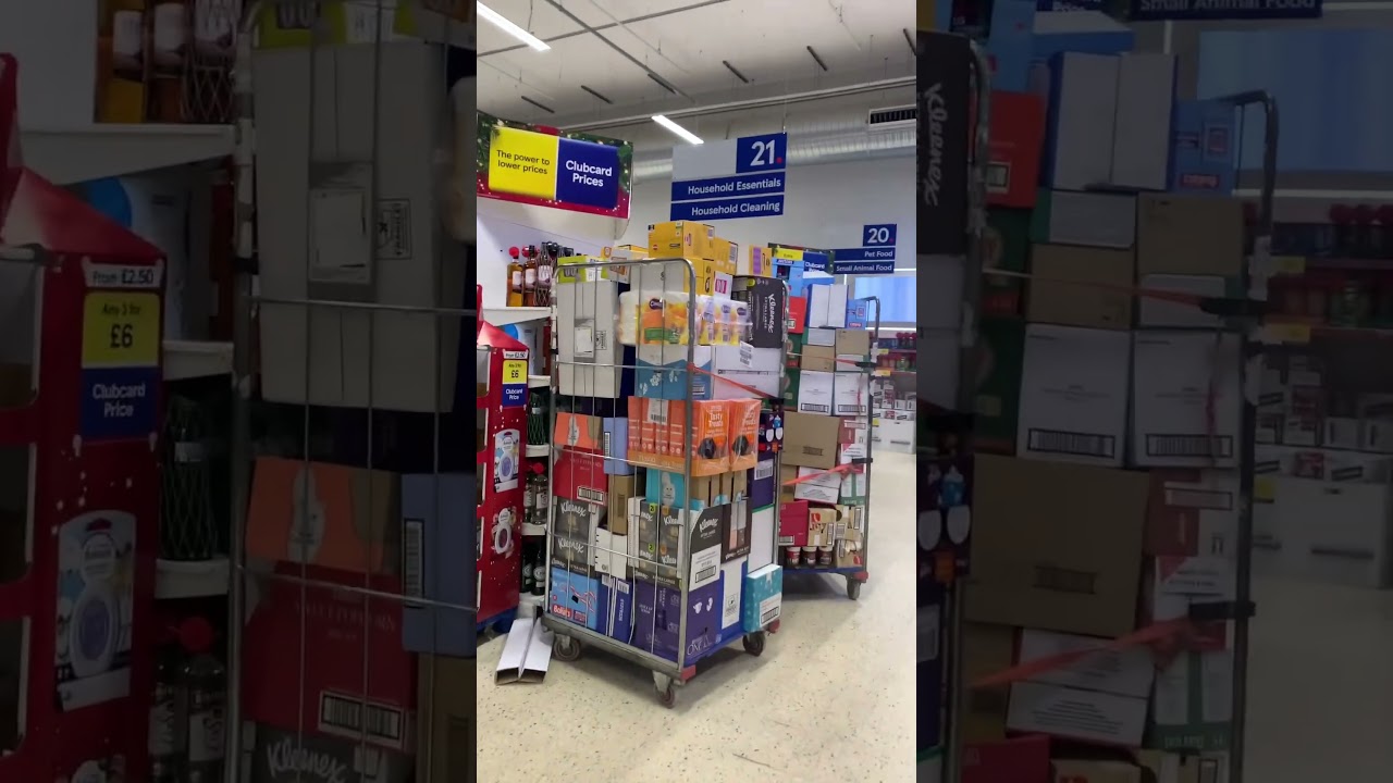 Внутри Tesco на рассвете: суетливый персонал, тихие проходы (Глостер, Великобритания)